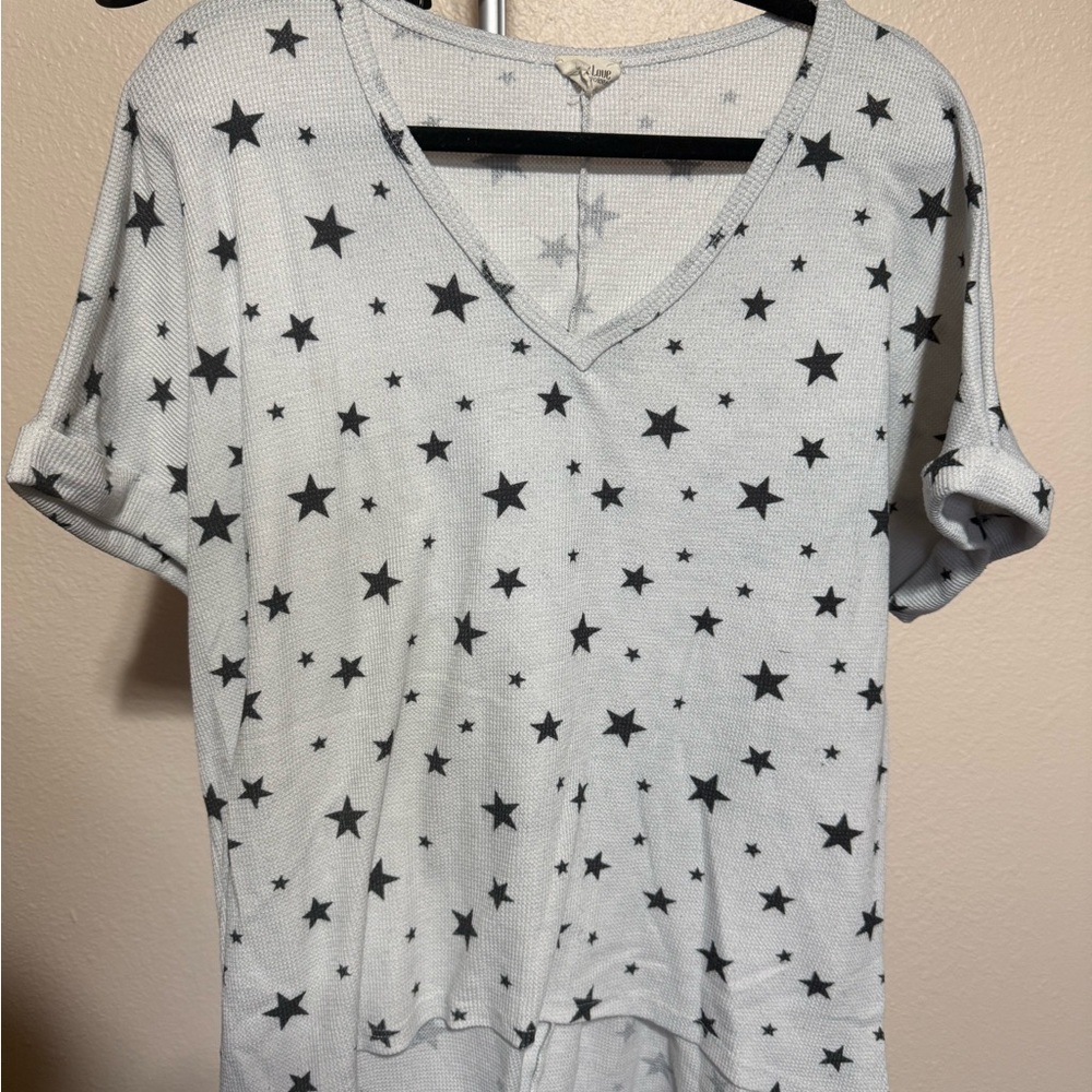 Peach Love California Black‎ Star V-Neck Tee